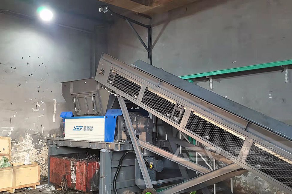 <a href=https://www.zzsisui.com/lifesisuiji/9.html target=_blank class=infotextkey>塑料撕碎机</a>现场